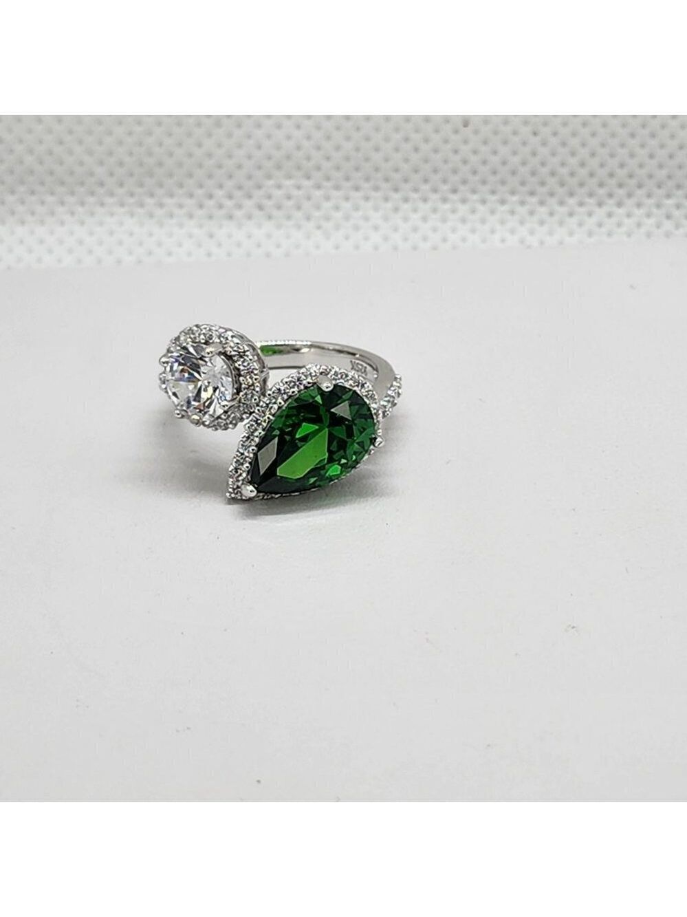 Brand New Sterling Silver 925 Green White Gemstone Ring